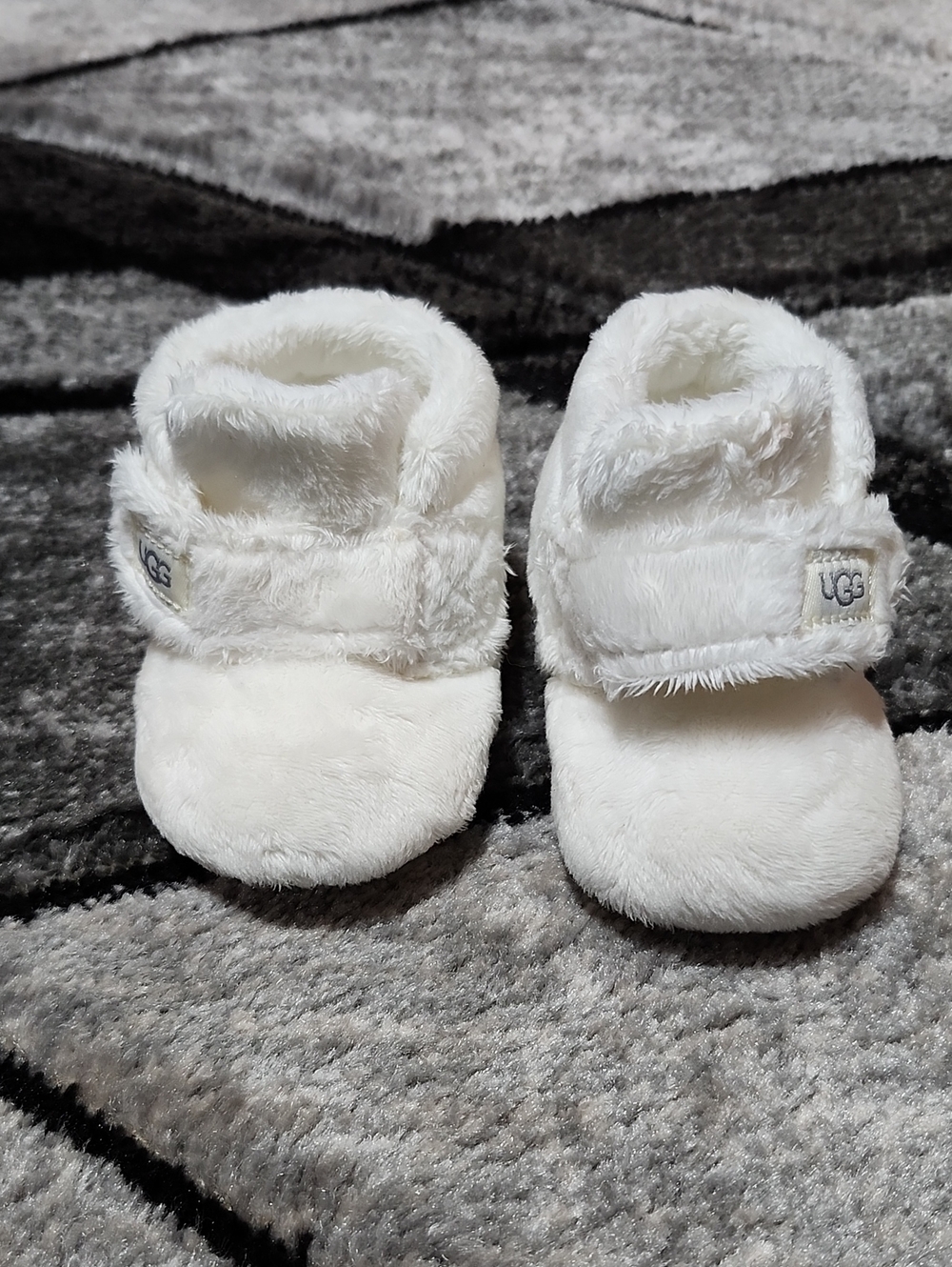UGG BIXBEE WHITE FAUX-FUR LOGO HOOK & LOOP  BABY BOOTIES